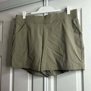 Columbia Pull On Light Tan Elastic Waist Shorts XL